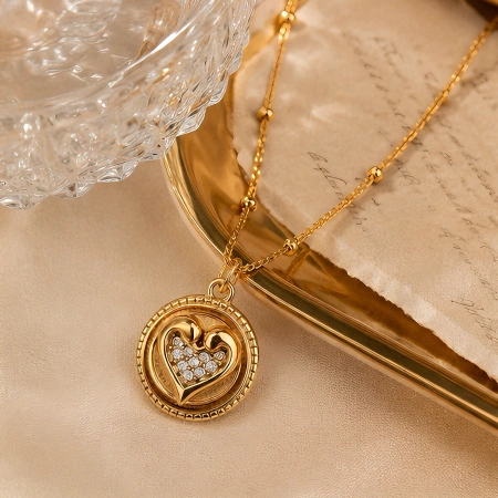 This retro-framed, heart-shaped, diamond-encrusted stainless steel necklace is a light luxury and retro European and American style, a niche Instagram necklace that is not easy to be the same as others. It is a daily decorative necklace This retro-framed, heart-shaped, diamond-encrusted stainless steel necklace is a light luxury and retro European and American style, a niche Instagram necklace that is not easy to be the same as others. It is a daily decorative necklace